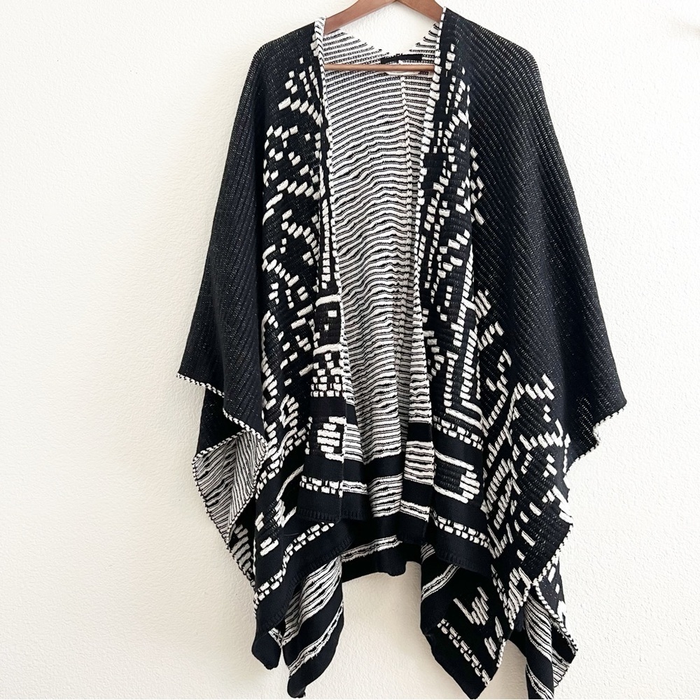Soft Surroundings Black And White Patterned Poncho One Size